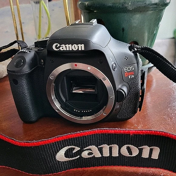 *SOLD* Canon EOS Rebel t3i 600 Digital SLR Camera Bundle - Picture 3 of 16